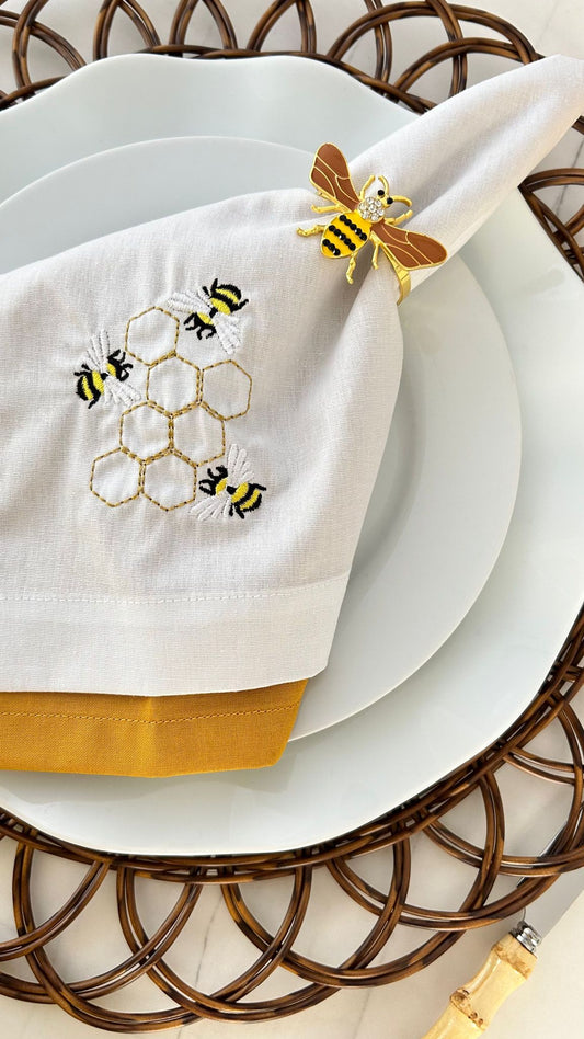 Explorer l'harmonie des couleurs : conseils pour créer le décor de table parfait avec des assiettes, des serviettes et des sets de table par Meg Home